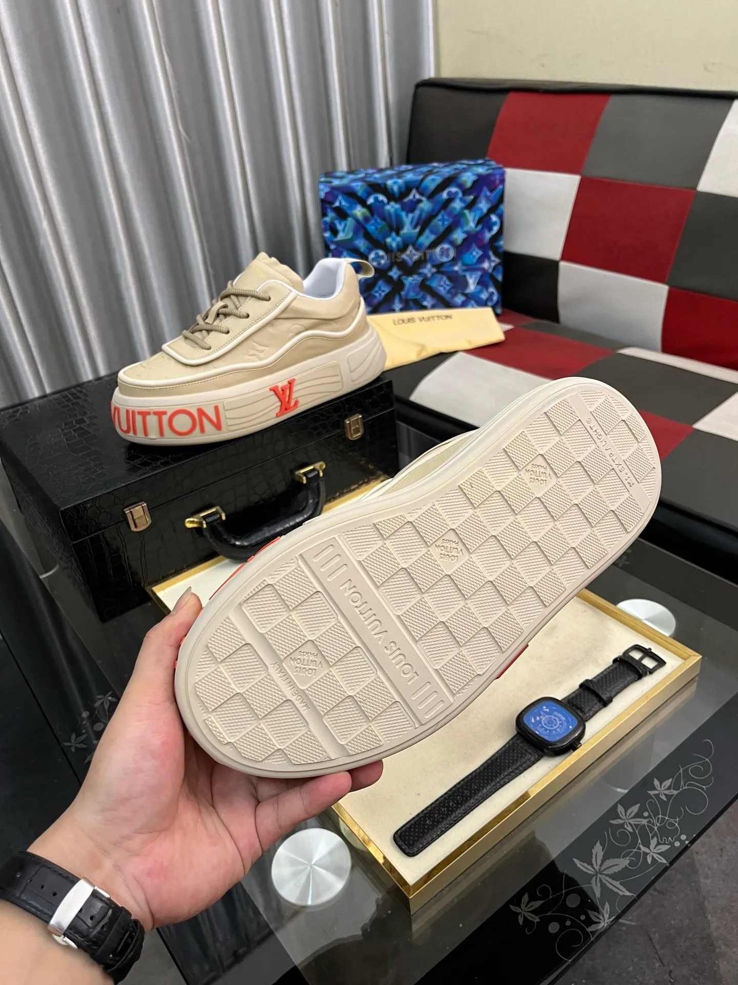 Men's shoes 💰560⌚️⌚️【LOUlS VUlTTON】Louis Vuitton ~ unique and casual style. LV counter purchasing 🏃casual shoes😍😍 Men's 2025 counters are on sale simultaneously, Italian imported brands select first-layer Italian cowhide. Cowhide leather lining (refuses to discolor and grind feet) Code number: 38-44 4⃣️colors available
